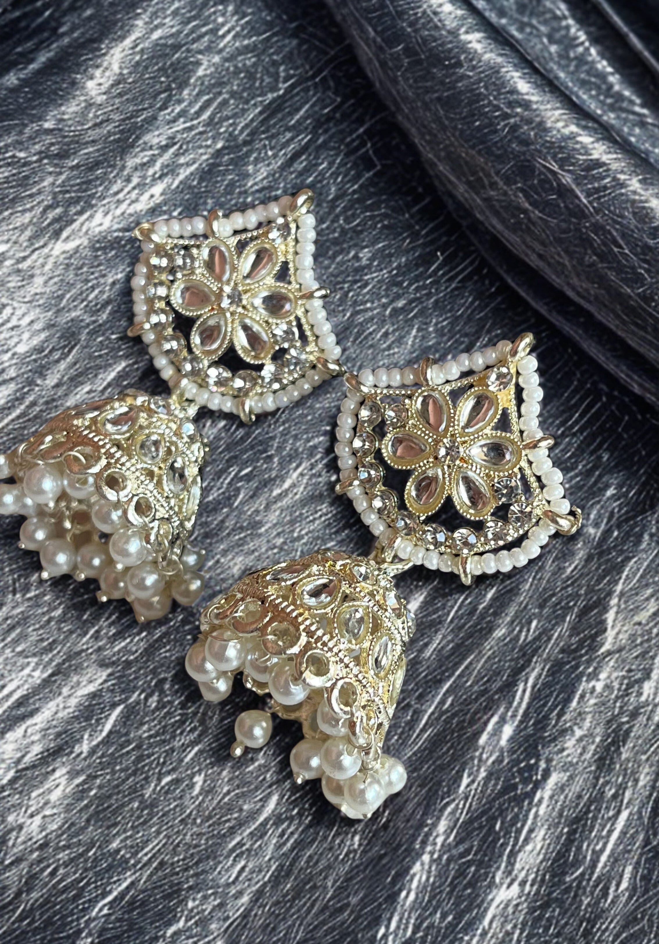 Zulekha Rajwada Sunehri Jhumka