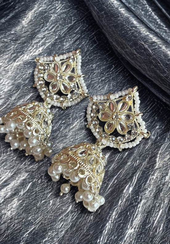 Zulekha Rajwada Sunehri Jhumka