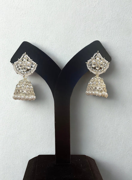 Zulekha Rajwada Sunehri Jhumka